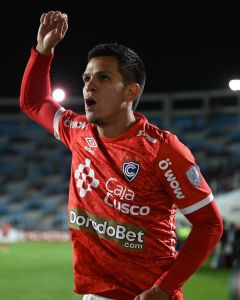 Osnar Noronha comemorando gol pelo Cienciano na Copa Sul-Americana