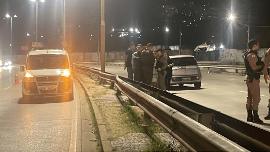 Foto mostra policiais durante ocorrência na Via Expressa de Belo Horizonte