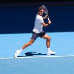 Federer impressiona e vence número 13 do mundo em exibição na Austrália