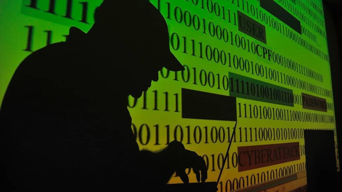Podcast debate o aumento dos golpes online; internet é 'terra de ninguém'?