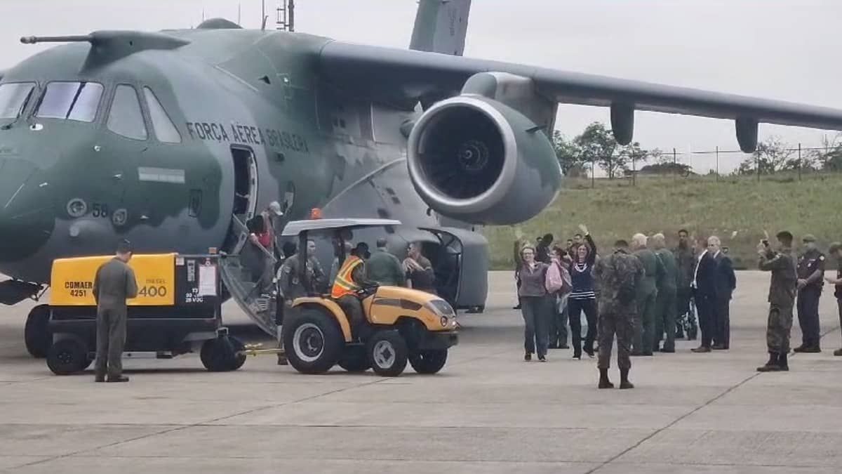 Brasileiros que deixaram Israel desembarcam em São Paulo