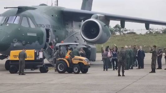 Terceira aeronave da FAB pousou em São Paulo no fim da manhã desta sexta-feira (13)