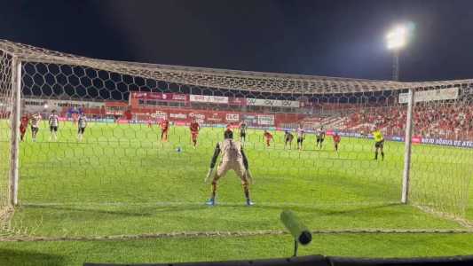 Terceiro gol do Vila Nova foi marcado em cobrança de pênalti