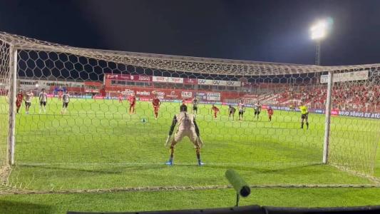 Terceiro gol do Vila Nova foi marcado em cobrança de pênalti
