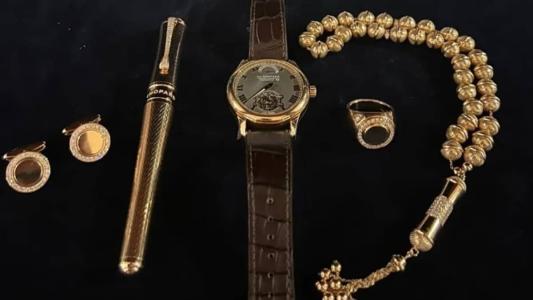 Terceiro kit de joias de Bolsonaro tem relógio, anel, abotoaduras e terço islâmico