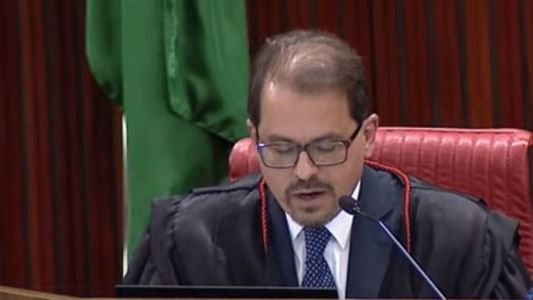 Terceiro ministro a votar na sessão do TSE, Floriano de Azevedo Marques fez críticas à reunião de Bolsonaro com embaixadores