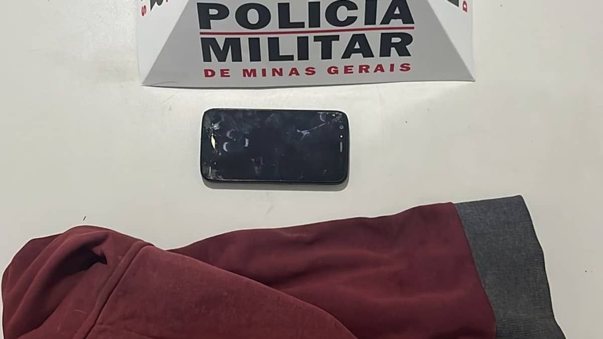Corpo é encontrado na rua com faca atravessada na boca no interior de Minas; polícia prende terceiro suspeito