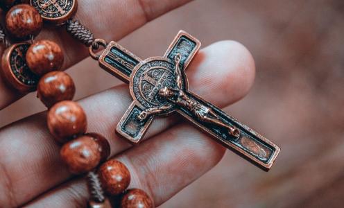 Foto mostra terço católico