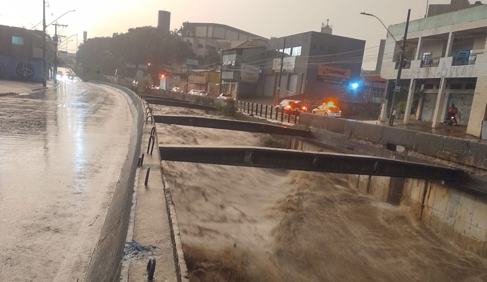 Chuva em BH: Tereza Cristina entra em alerta com risco de transbordamento do Arrudas