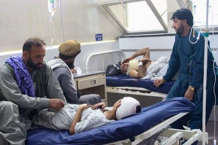 Afegãos feridos recebem tratamento em um hospital após um terremoto em Jalalabad, no Afeganistão, em 1º de setembro de 2025