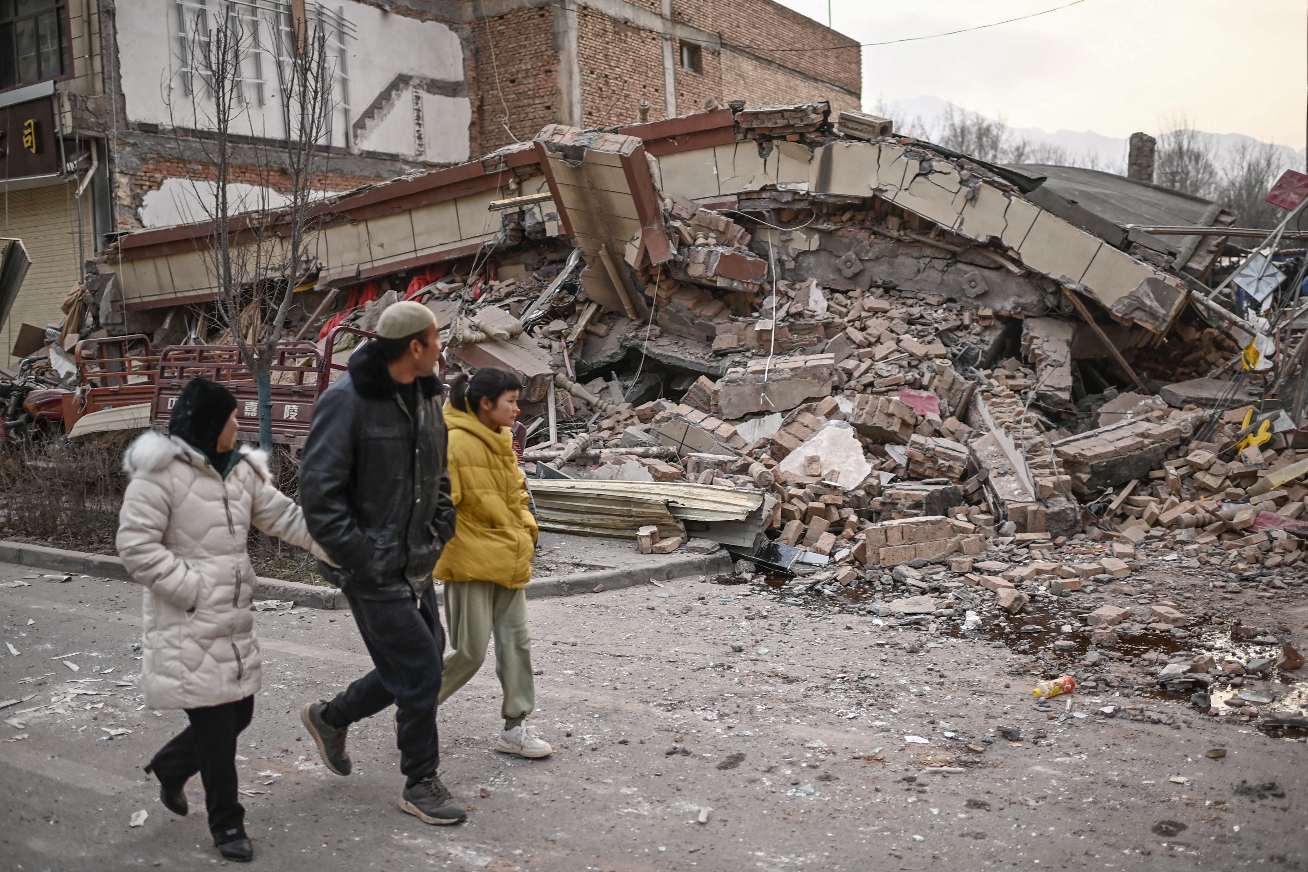 Terremoto na China mata mais de 100 pessoas