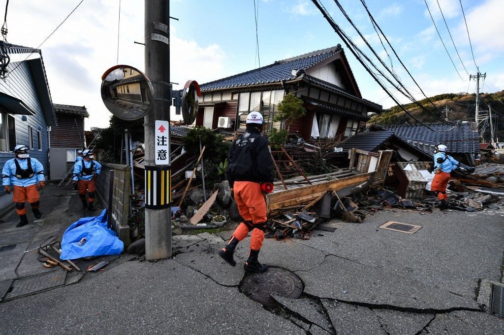 Socorristas japoneses tentam resgatar vítimas de terremoto, mas chuva complica