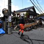 Socorristas japoneses tentam resgatar vítimas de terremoto, mas chuva complica
