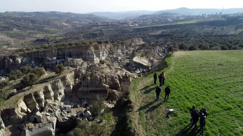 Terremoto na Turquia divide olival de 80 anos em dois e forma vale de 300 metros