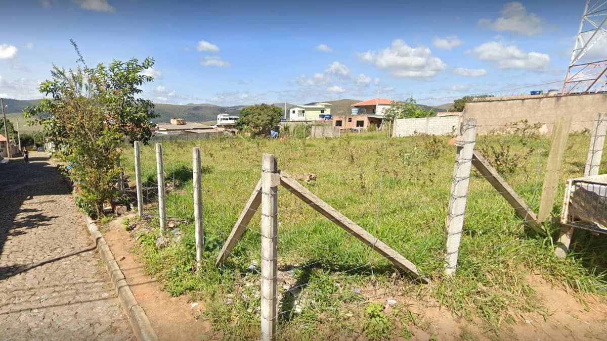 Vereador Vantuir (PSDB) solicita limpeza e capina de terreno na rua B, em Cachoeira do Campo
