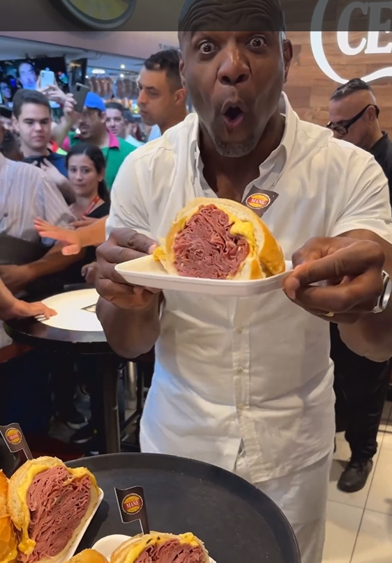 Terry Crews publica vídeo provando sanduíche gigante de mortadela e atinge 5 milhões de views
