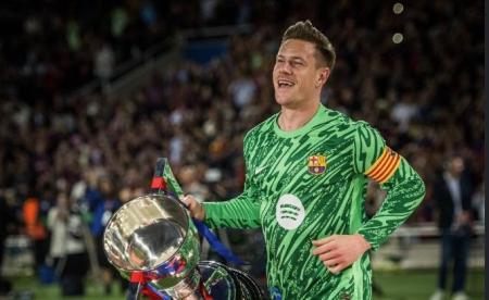 Marc Ter Stegen com troféu de campeão espanhol pelo Barcelona em maio de 2025