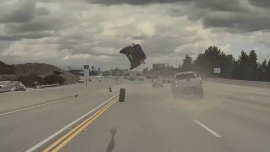 Tesla grava acidente nos EUA, desvia de destroços e para