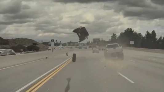 Tesla grava acidente nos EUA, desvia de destroços e para