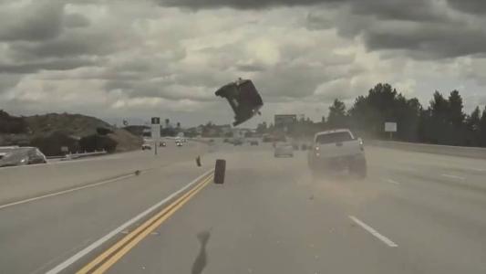 Tesla grava acidente nos EUA, desvia de destroços e para