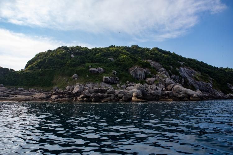 Lancha some na 'Ilha das Cobras' com três pessoas a bordo