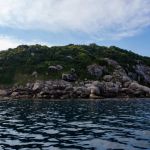 Lancha some na 'Ilha das Cobras' com três pessoas a bordo