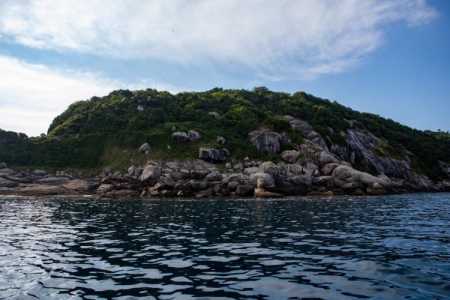 Ilha das Queimadas, conhecida como Ilha das Cobras, é uma Unidade de Conservação Federal e só pode ser visitada por pessoas devidamente autorizadas pelo órgão.