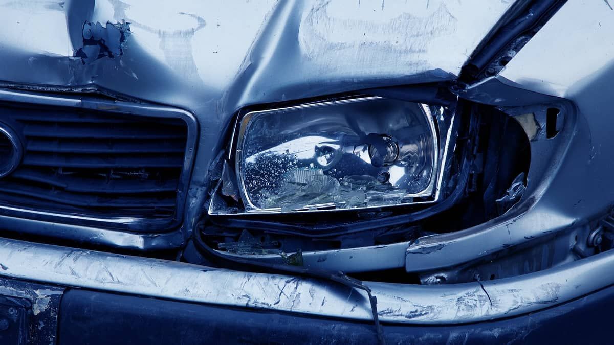 Duas crianças morrem após homem bater com ônibus contra creche no Canadá