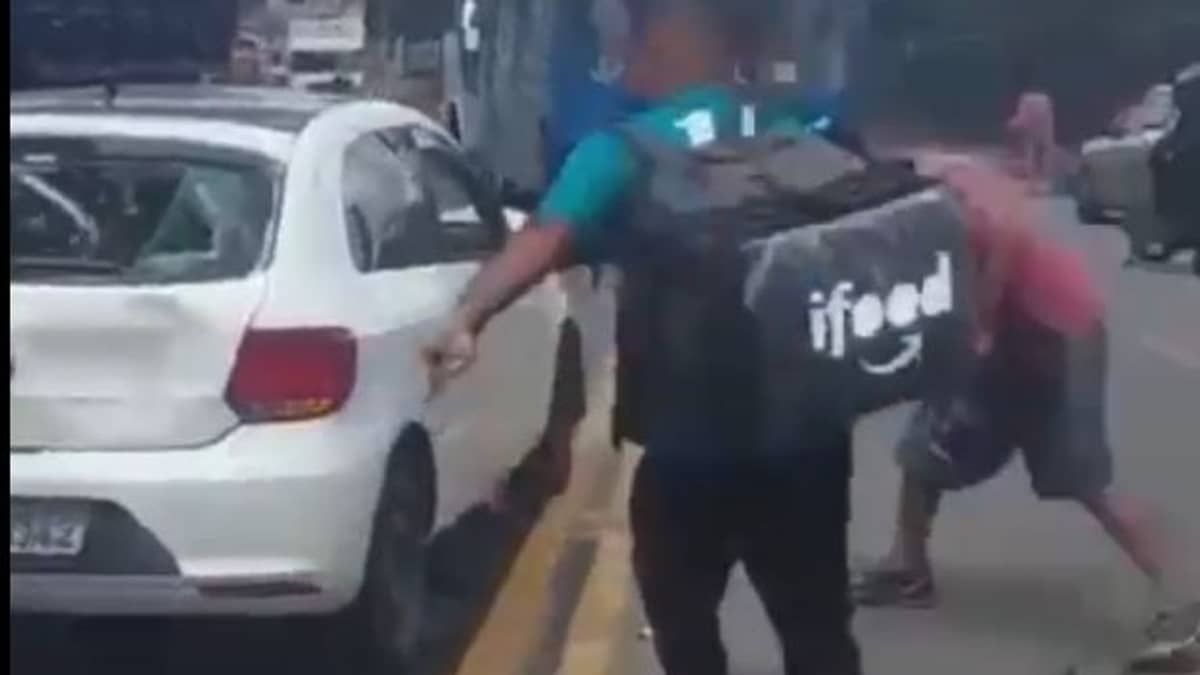 Vídeo: testemunhas chutam carro que atropelou motociclista em BH
