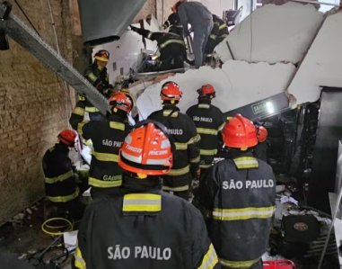 Bombeiros trabalham onde o teto de um restaurante desabou em São Paulo