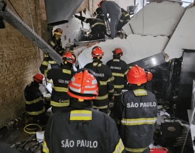 Bombeiros trabalham onde o teto de um restaurante desabou em São Paulo