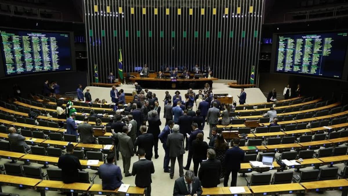 Câmara aprova projeto que torna crime discriminar políticos