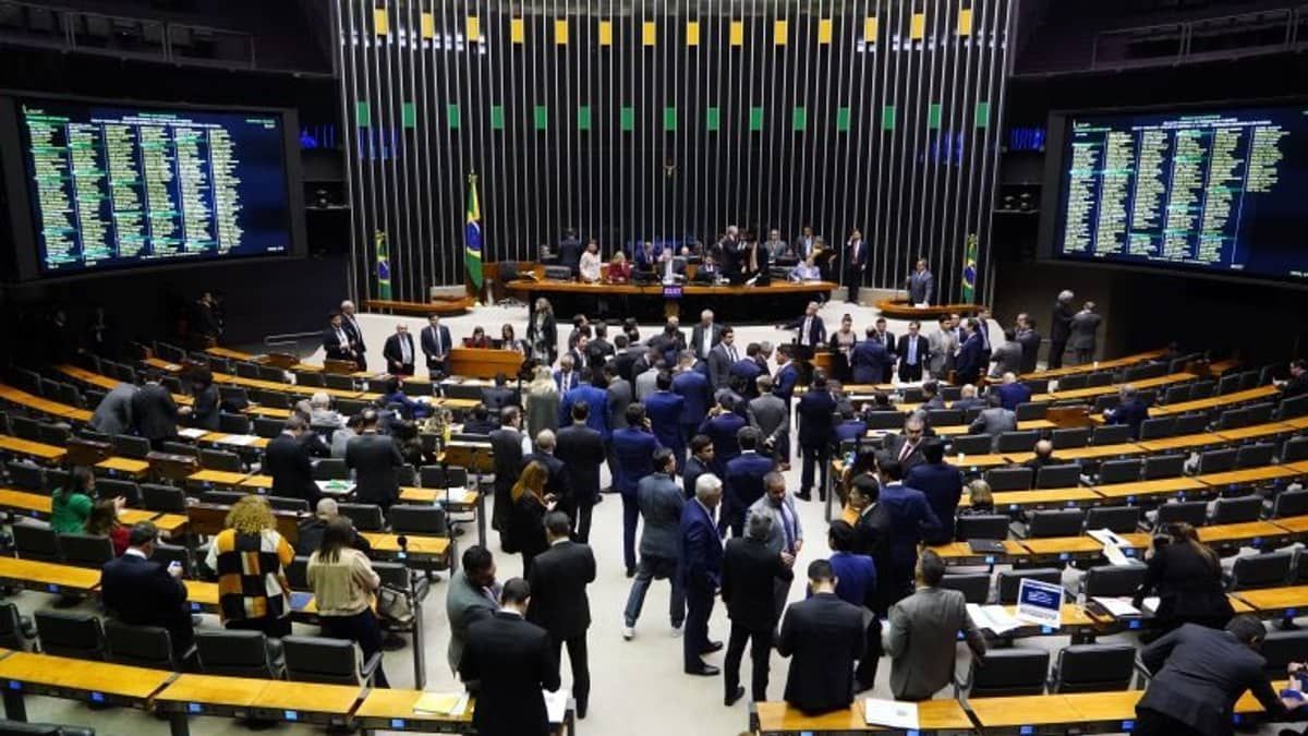 Nova votação do marco fiscal na Câmara vai ficar para o fim do mês, dizem líderes partidários