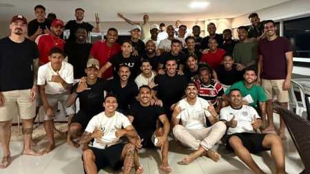 Jogadores do Santa Cruz reunidos na casa de Thiago Galhardo