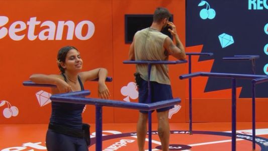 Gabriela flerta com Jonas na Prova do Líder