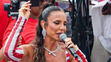 Ivete Sangalo durante passagem pelo Carnaval de Salvador nesta segunda-feira (16)