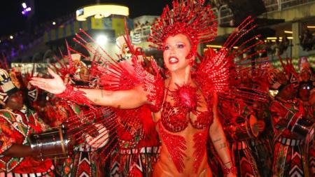 Virginia Fonseca durante estreia na Sapucaí como rainha de bateria da Grande Rio