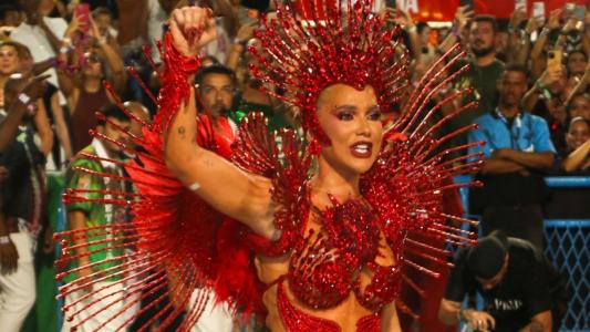 Virginia Fonseca durante estreia na Sapucaí como rainha de bateria da Grande Rio