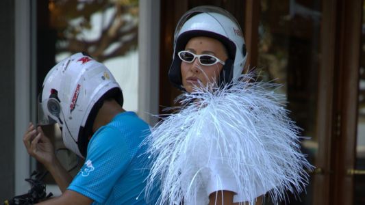 Sabrina Sato chegou à apuração de moto