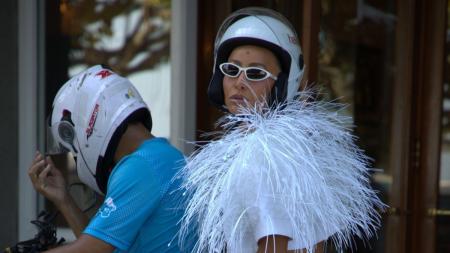 Sabrina Sato chegou à apuração de moto