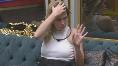 Ana Paula Renault explica que foi chamada pela produção por não usar sutiã na casa