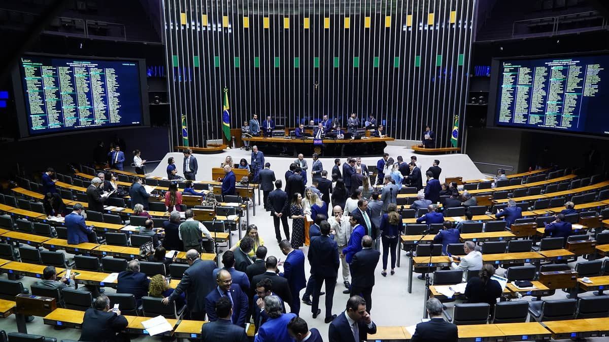 Projeto que torna crime discriminar políticos: veja como votou cada deputado