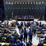 Projeto que torna crime discriminar políticos: veja como votou cada deputado