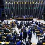 Projeto que torna crime discriminar políticos: veja como votou cada deputado