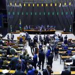 Projeto que torna crime discriminar políticos: veja como votou cada deputado