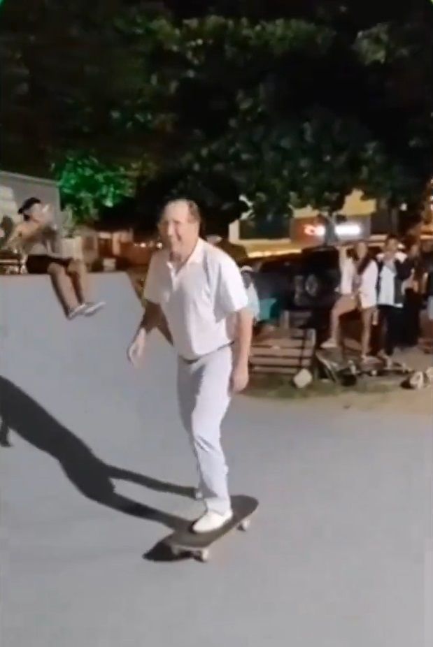 John Textor, dono do Botafogo, mostra habilidades no skate; veja vídeo