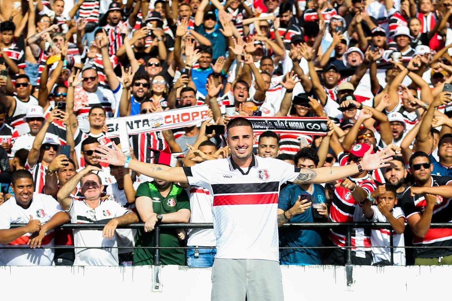 Thiago Galhardo surpreende funcionários do Santa Cruz com presente inesperado