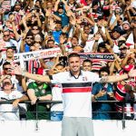 Thiago Galhardo surpreende funcionários do Santa Cruz com presente inesperado