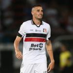 Thiago Galhardo, do Santa Cruz, ameaça torcedor do Sport nas redes sociais