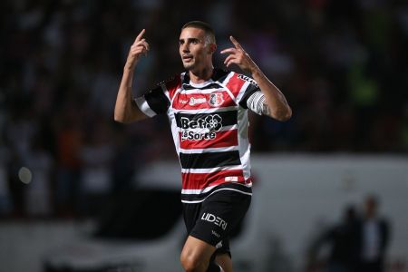 Thiago Galhardo comemora gol pelo Santa Cruz, na Série D do Brasileirão